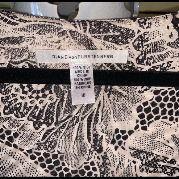 DVF Floral Square Neck Bell Sleeve Dress 100% Silk - Picture 3 of 3